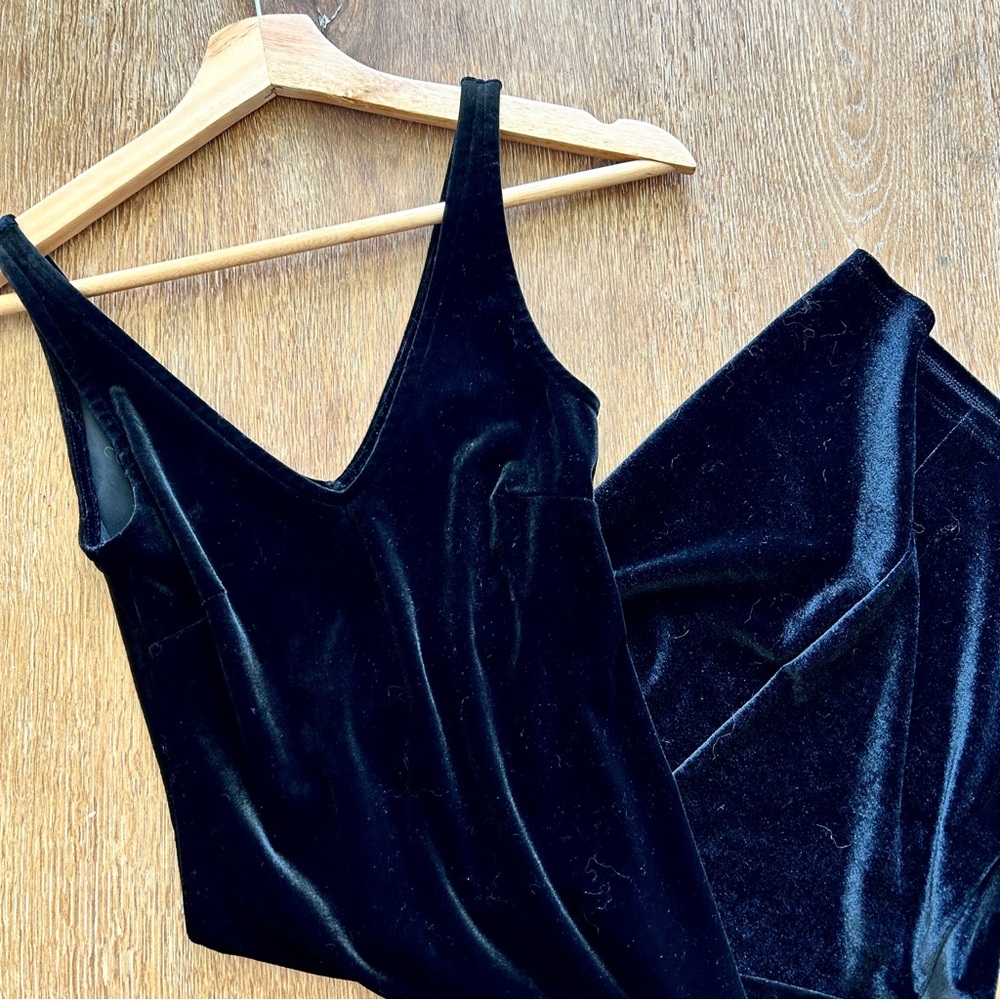 Forever 21 Black Velvet V-Neck Bodycon Dress Size S